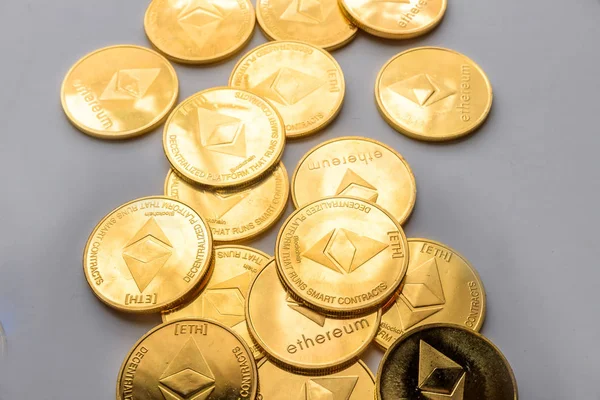 平らに置かれたオーバー ヘッド ビュー Ethereum cryptocurrency コイン — ストック写真