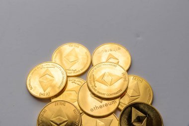 Parlak zemin üzerine yığılmış altın sanal para Ethereum Kripto para sikke