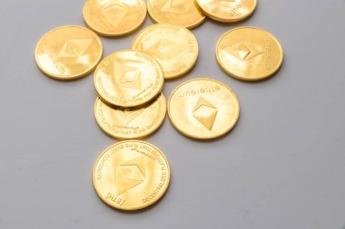 Parlak zemin üzerine yığılmış altın sanal para Ethereum Kripto para sikke