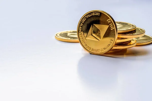 明るい背景上に積層されたゴールデン仮想マネー Ethereum 暗号通貨コイン — ストック写真