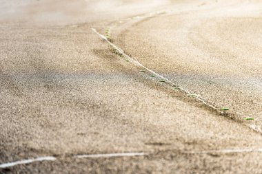 İngiltere'de otoyol üzerinde closeup geçici sarı devider