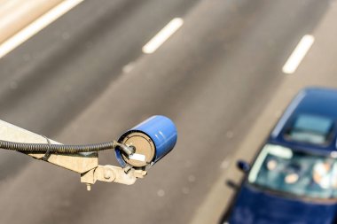 İngiltere'de otoyol trafik izleme hız kamerası