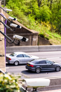 Hız kameraları İngiltere'de otoyol trafik izleme satırı