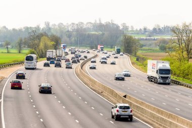 İngiltere'de otoyol trafik güneşli gün görünümü