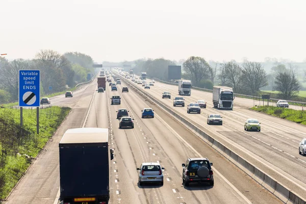 Słoneczny dzień widok ruchu autostrady w Wielkiej Brytanii — Zdjęcie stockowe