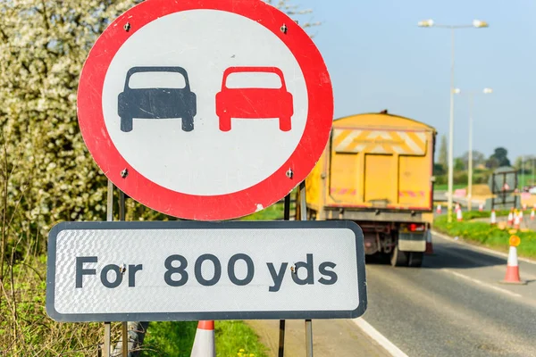 Hiçbir sollama 800 yarda bölgesi arka plan on kamyon ile İngiltere'de karayolu üzerinde oturum