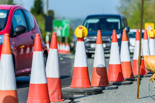 Roadworks koniler İngiltere'de otoyol üzerinde kümesi