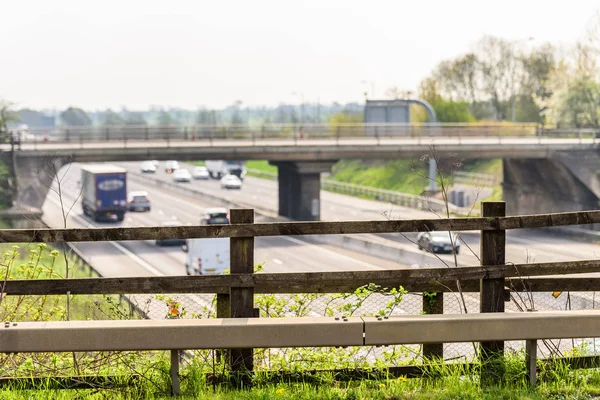 Widok wiosna rano zajęty ruchu na autostradzie Uk — Zdjęcie stockowe