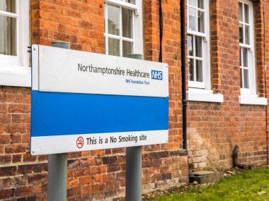 Daventry, İngiltere 23 Mart 2018: Northamptonshire sağlık Nhs vakıf güven işareti bu uyarı ile yazı No sigara Site olduğunu