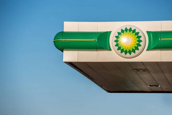 Northampton, İngiltere - 25 Şubat 2018: Gün görünümü İngiliz petrol Bp logosu şehir merkezi