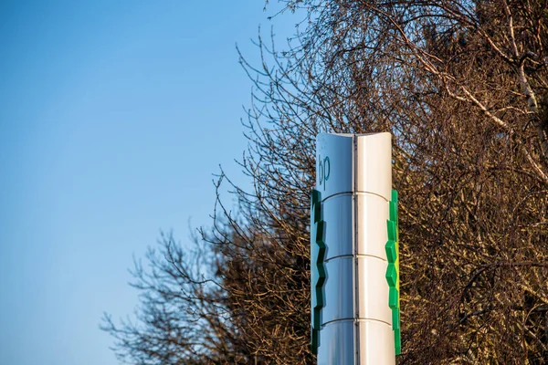 Нортгемптон, Великобритания - 25 февраля 2018 года: вид на логотип British Petroleum BP в центре города — стоковое фото