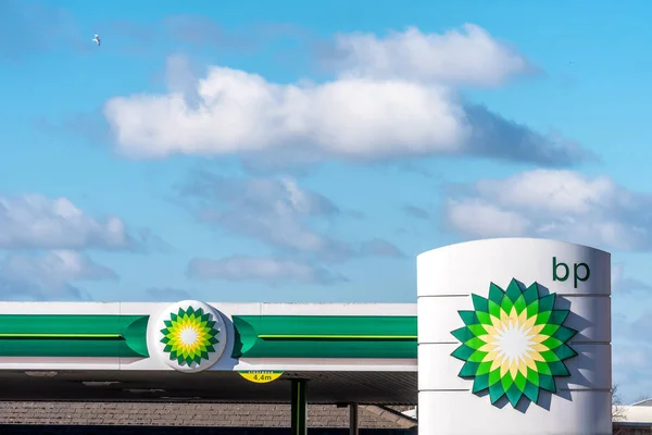 Northampton, İngiltere - 26 Şubat 2018: Gün görünümü İngiliz petrol Bp logosu şehir merkezi