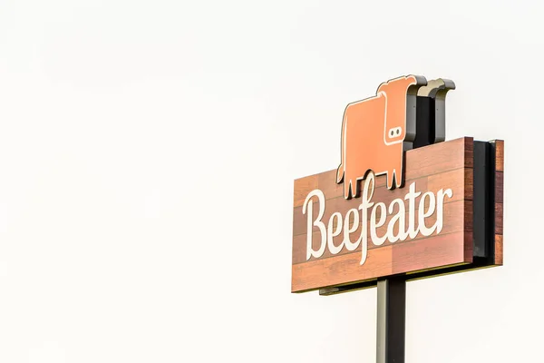 Нортгемптон, Великобритания - 21 апреля 2018 года: логотип Beefeater у одного из ресторанов рядом с Кислингбери — стоковое фото