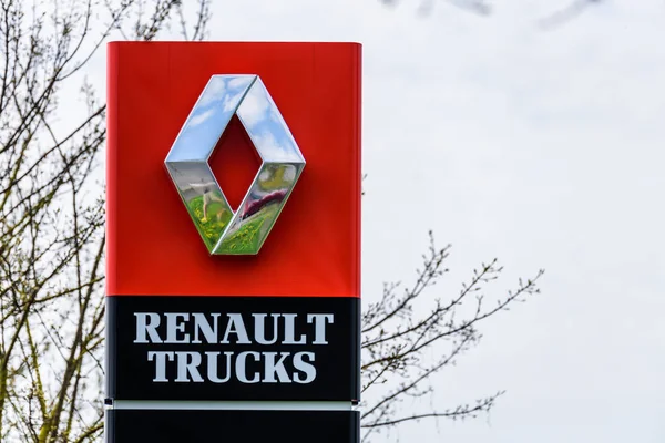 Northampton, İngiltere - 21 Nisan 2018:: Gün görünümü resmi Renault Trucks Bayilik işareti mavi gökyüzü üzerinde. Fransız çokuluslu otomotiv üreticisi Renault olduğunu — Stok fotoğraf