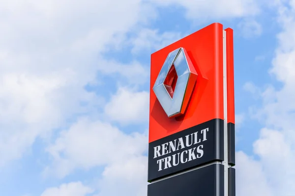 Northampton, Reino Unido - Apr 21, 2018:: Day view official Renault Trucks dealership sign over blue sky. Renault é um fabricante automotivo multinacional francês — Fotografia de Stock