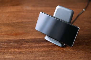 akıllı telefon kablosuz şarj ahşap masa üzerinde standı