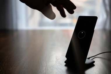 akıllı telefon kablosuz şarj ahşap masa üzerinde standı