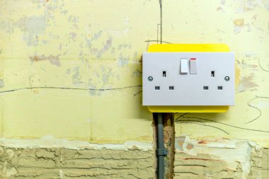 İngiltere 'de tadilat sırasında duvardaki elektrik prizi.
