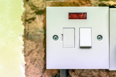 İngiltere 'de tadilat sırasında duvardaki elektrik prizi.
