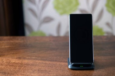 akıllı telefon kablosuz şarj ahşap masa üzerinde standı
