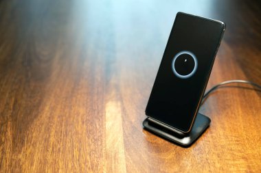 akıllı telefon kablosuz şarj ahşap masa üzerinde standı