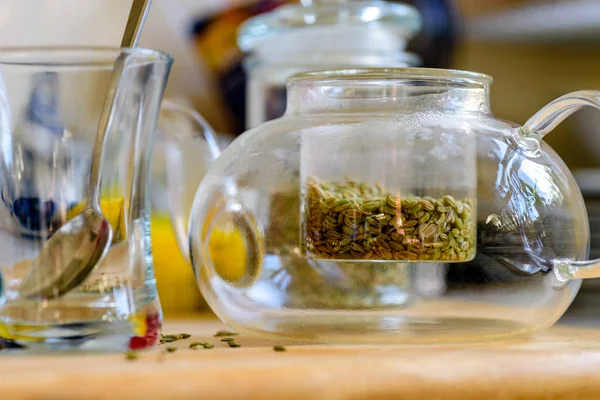 Sementes de erva-doce dentro bule de vidro sendo fabricado para bebida saudável — Fotografia de Stock