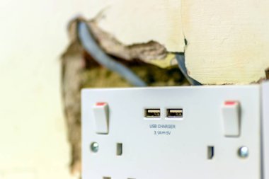 İngiltere 'de tadilat sırasında duvardaki elektrik prizi.
