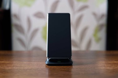 akıllı telefon kablosuz şarj ahşap masa üzerinde standı