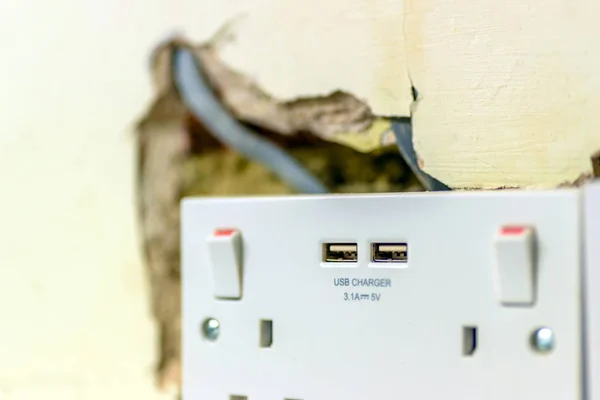 İngiltere 'de tadilat sırasında duvardaki elektrik prizi.