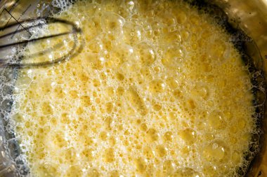 Metal kasenin içinde krep karışımı.