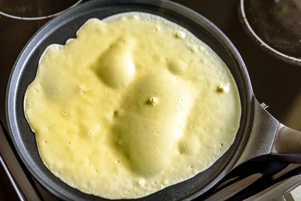 Panqueca frigideira com crepe panqueca cozinhar no fogão na cozinha — Fotografia de Stock