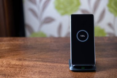 akıllı telefon kablosuz şarj ahşap masa üzerinde standı