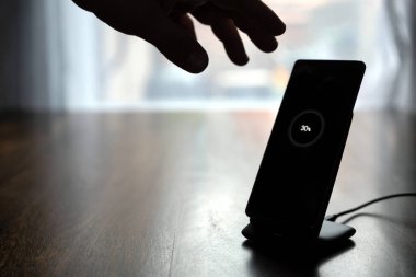 akıllı telefon kablosuz şarj ahşap masa üzerinde standı