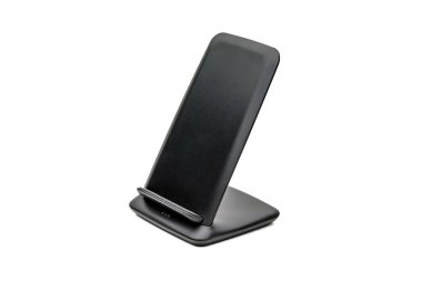 Beyaz arkaplanda cep telefonu şarj pedi