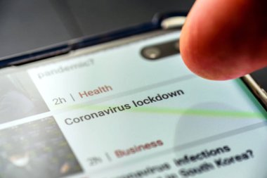Akıllı telefon ekranında Coronavirus kilitleme metni.