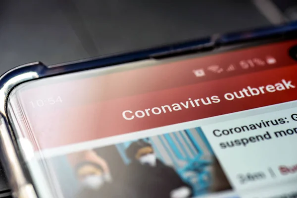 Akıllı telefon ekranında Coronavirus üstünlük metni.