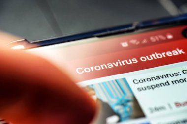 Akıllı telefon ekranında Coronavirus fren metni - Northampton, Uk - 25 Şubat 2020