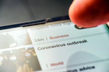 Akıllı telefon ekranında Coronavirus fren metni - Northampton, Uk - 25 Şubat 2020