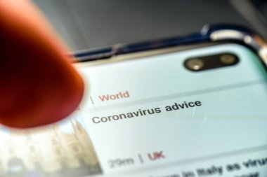 Coronavirus akıllı telefon ekranında tavsiye metni - Northampton, Uk - 25 Şubat 2020