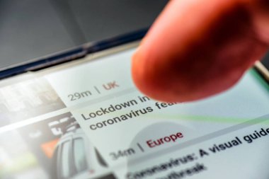 Akıllı telefon ekranında Coronavirus kilitleme metni - Northampton, Uk - 25 Şubat 2020