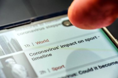 Coronavirus etkisi akıllı telefon ekranındaki spor zaman çizgisi metni üzerinde - Northampton, Uk - 25 Şubat 2020