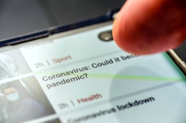 Akıllı telefon ekranında koronavirüs salgını metni - Northampton, Uk - 25 Şubat 2020