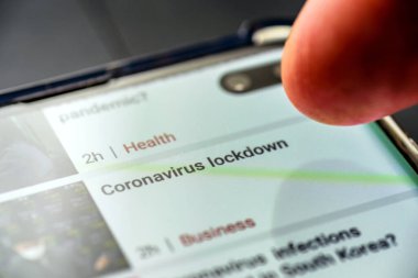 Akıllı telefon ekranında Coronavirus kilitleme metni - Northampton, Uk - 25 Şubat 2020