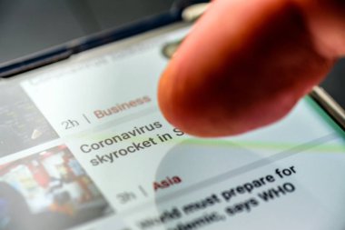 Coronavirus skyrocket text on smart phone screen - Northampton, Uk - 25 Şubat 2020