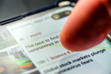 Akıllı telefon ekranında Coronavirus fren metni - Northampton, Uk - 25 Şubat 2020