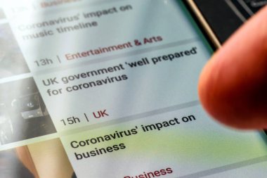 Coronavirus 'un akıllı telefon ekranındaki iş metni üzerindeki etkisi - Northampton, Uk - 25 Şubat 2020
