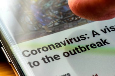 Akıllı telefon ekranında Coronavirus fren metni - Northampton, Uk - 25 Şubat 2020