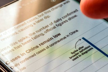Akıllı telefon ekranında Coronavirus metni - Northampton, Uk - 25 Şubat 2020