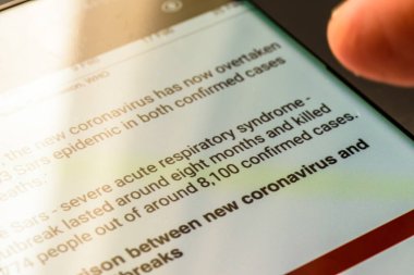 Akıllı telefon ekranında Coronavirus metni - Northampton, Uk - 25 Şubat 2020