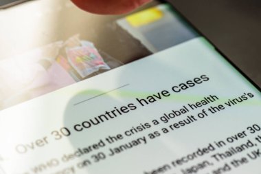Akıllı telefon ekranında Coronavirus metni - Northampton, Uk - 25 Şubat 2020